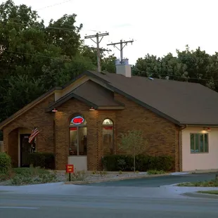 the outside of the restaurant