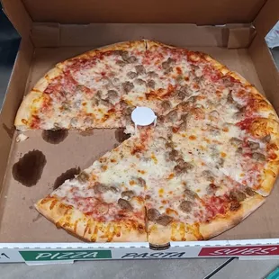 18 &quot; N.Y Style sausage pizza