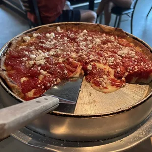 Deep dish pizza (Chicago style)