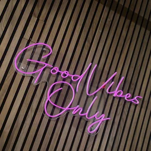 a neon sign that says good vibe only