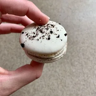 Cookies and cream macaron