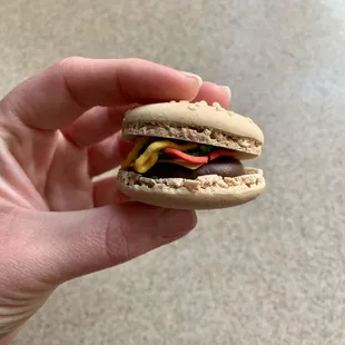 "Cheeseburger" macaron
