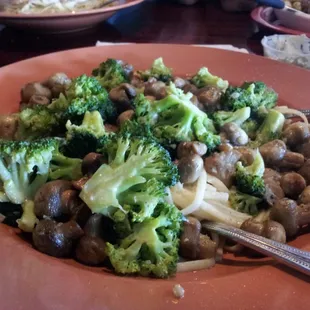 Linguine with broccoli and mushroom. Delicious and light (healthy).