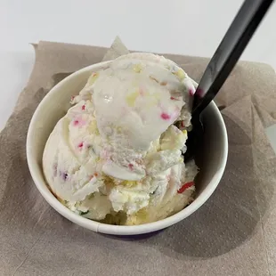 Krazy Kake flavour (vanilla ice cream, vanilla cake pieces, rainbow sprinkles)