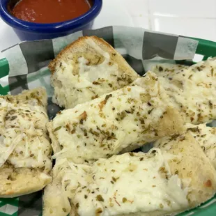 Garlic cheese bread - good! Half of the bread didn&apos;t have cheese. I removed them from the pic.