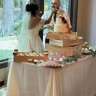 The wedding cake and cupcakes with our decor