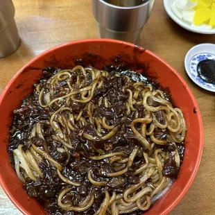 jjajangmeyon. black bean sauce noodle, yang. nomnomnom!!