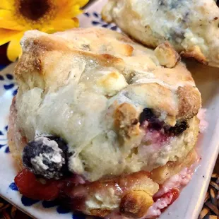 Blueberry &amp; white chocolate biscuit with strawberry butter