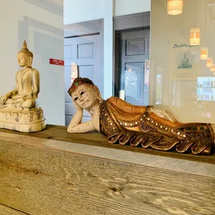 a statue of a cat on a shelf