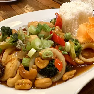 Ped Talay Duck topped with mussel, scallop, shrimp, squid, broccoli &amp; cashew nuts in light brown sauce.