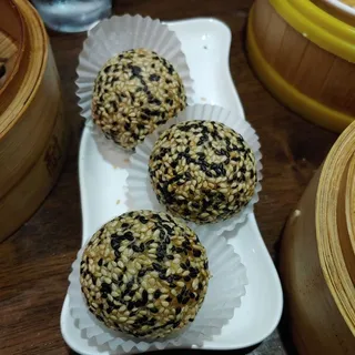 Fried Custard Balls (3 pcs) 黃金流沙球