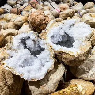 Geodes of all sizes for sale