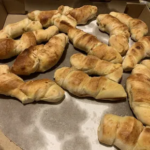 16ct twisted garlic bread