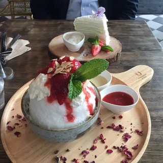 STRAWBERRY CHEESECAKE GREEK YOGURT BINGSU
