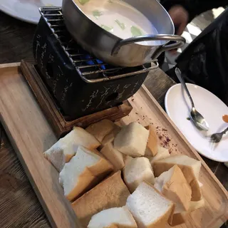 SOFT BREAD WITH PANDAN FONDUE