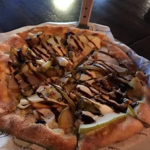 Baked pear pizza