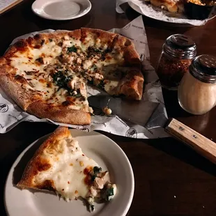 Spinach mushroom and chicken pizza