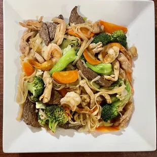 Sautéed Flat Rice Noodles Beef Chow Fun