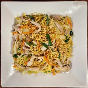 Garlic Stir-Fried Egg Noodles with Shredded Chicken
