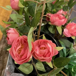 a bunch of pink roses