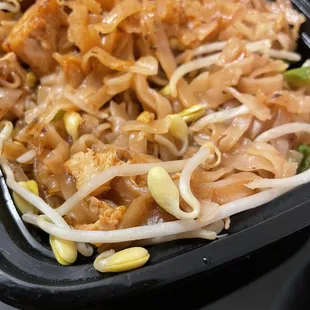 Pad Thai Noodle. Who uses yellow bean sprouts in Pad Thai?!!