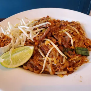 Pad Thai..u can see NO full noodle.. they are bits. Being a chef, less soaked/cooked as when they stir fry, it breaks