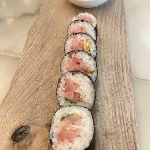 Hamachi roll