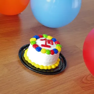 1st Birthday Smash Cake sessions allowed.