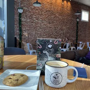 Cookie and español latte