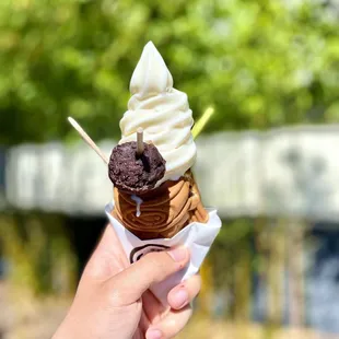 White Peach Taiyaki Cone with Azuki