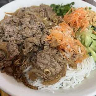 Bun, Rice noodles toppled with steak slices, came with vinegar sauce