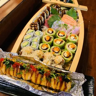 a boat full of sushi and rolls