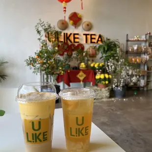 Roasted coconut milktea (10/10 - omg it&apos;s so yummy) and peach tea ( refreshing!!)