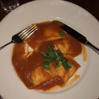 Ravioli ai Formaggi Freschi con Fonduta di Pomodori