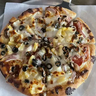 Deluxe pizza with white sauce