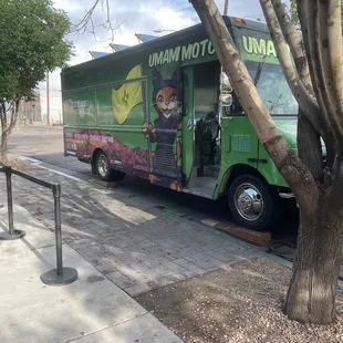 A non-opened food truck that was supposed to open 50 minutes ago.