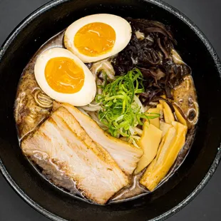 R3 - Black garlic Tonkotsu