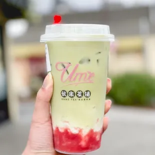 Strawberry matcha milk tea with matcha ice cream (@ashleyy.eats)