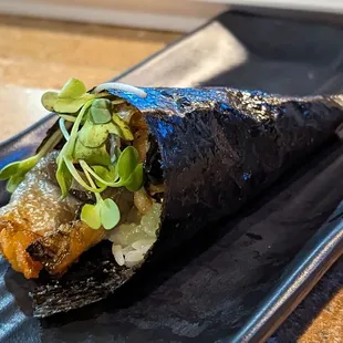 Salmon skin handroll