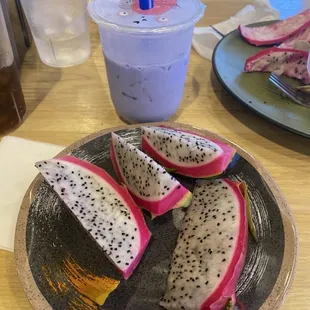 Dragón fruit and taro boba