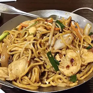 Spicy garlic noodles with chicken.
