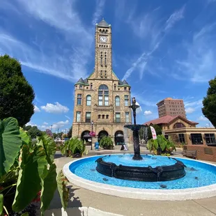 Un Mundo, Fountain Square, Springfield, Ohio