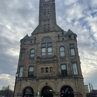 This is the building Un Mundo Cafe is in!