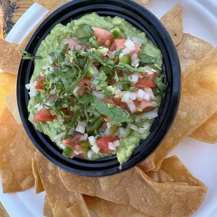 Fresh Avocado dip with chips