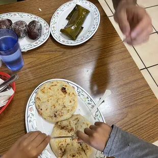 Pupusas, tamale, empanadas de plátano