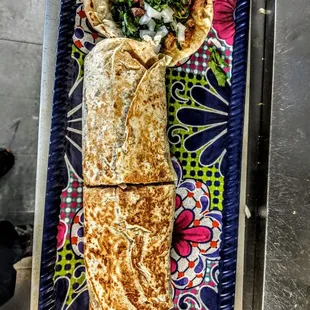 Burrito rice beans lettuce cheese  and the meat of your choice always good with un taco mas