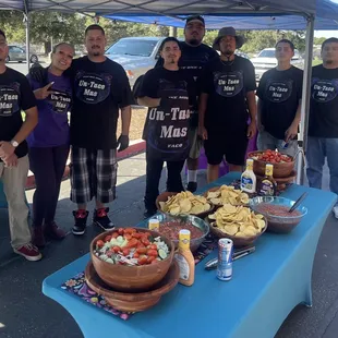 Un taco Mas crew