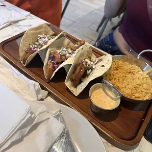 a tray of tacos and macaroni and cheese