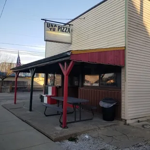 the outside of a restaurant