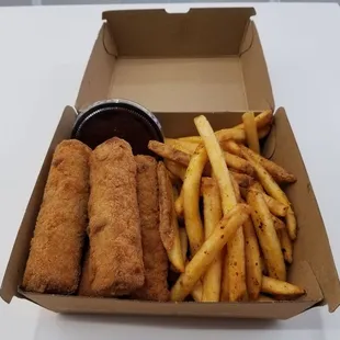 Chick'n Strips Box w/ French Fries